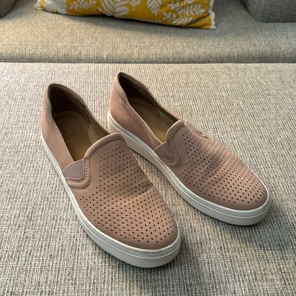 Naturalizer Carly leather upper slip on shoe